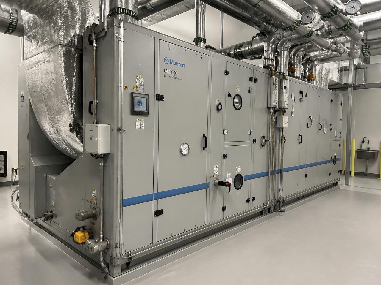 Centrale de traitement d'air installée dans le local technique d'un bâtiment tertiaire