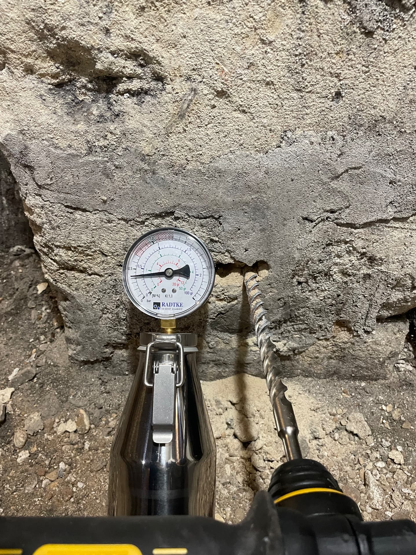 Bouteille CM et manomètre pendant la mesure de l'humidité résiduelle d'une chape lors d'une intervention GIC à Paris.